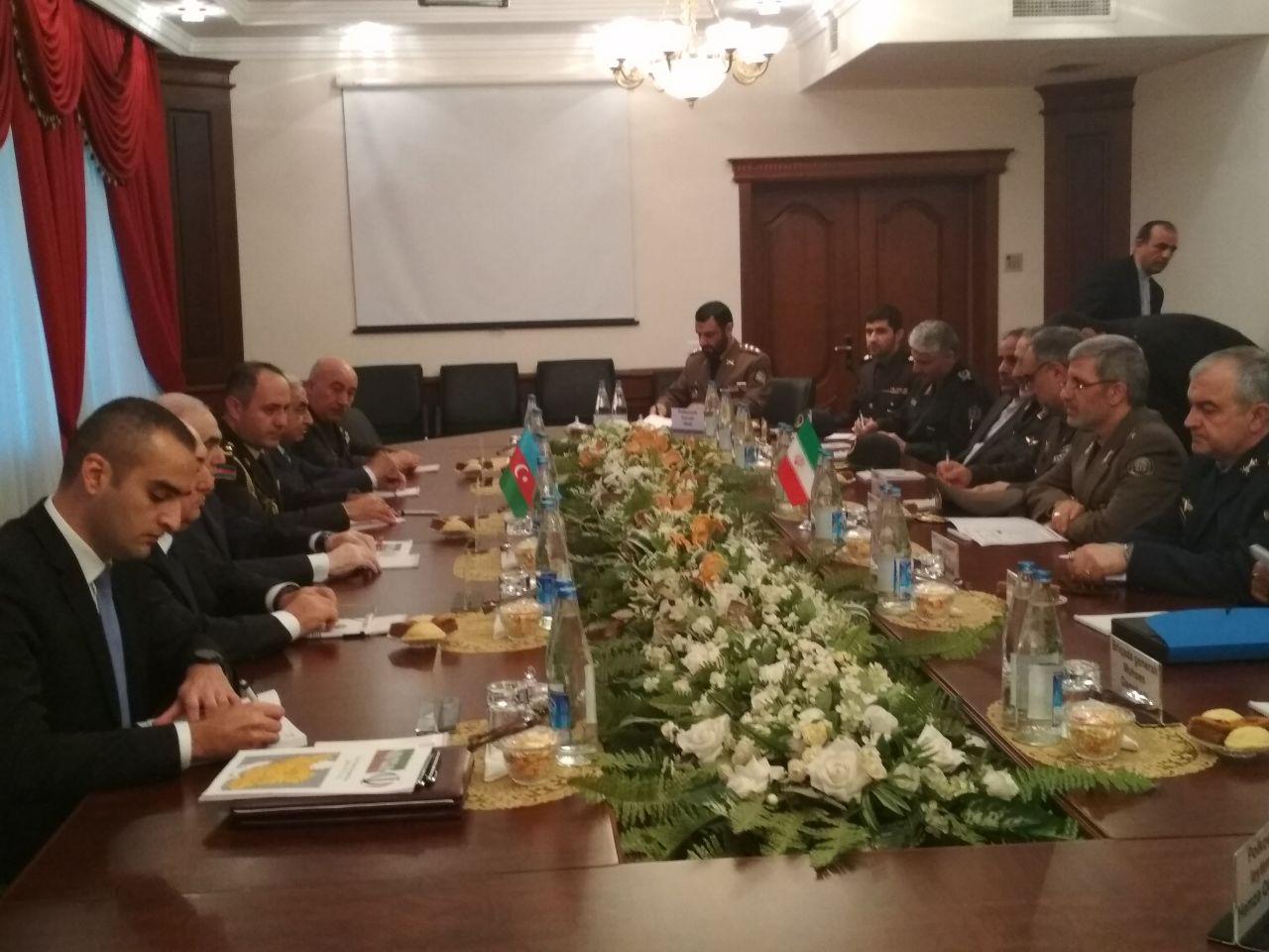 وزير الدفاع الايراني يلتقي وزير الصناعات الدفاعية لجمهورية اذربيجان