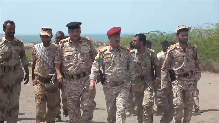 وزير الدفاع اليمني يتوعد قوي العدوان بضربات ساحقة في كل مكان تتواجد فيه