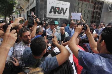 عشرات المثقفين والإعلاميين الجزائريين يحتجون ضد قناة تلفزيونية أهانت الروائي بوجدرة