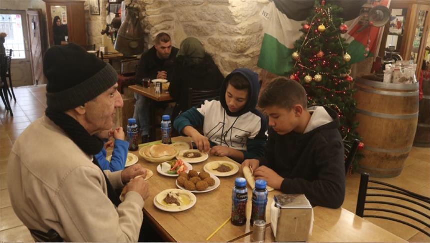 مطعم أفتيم.. الفلسطينيون ينقلون تراثهم الي محط لجوئهم بمدينة المهد