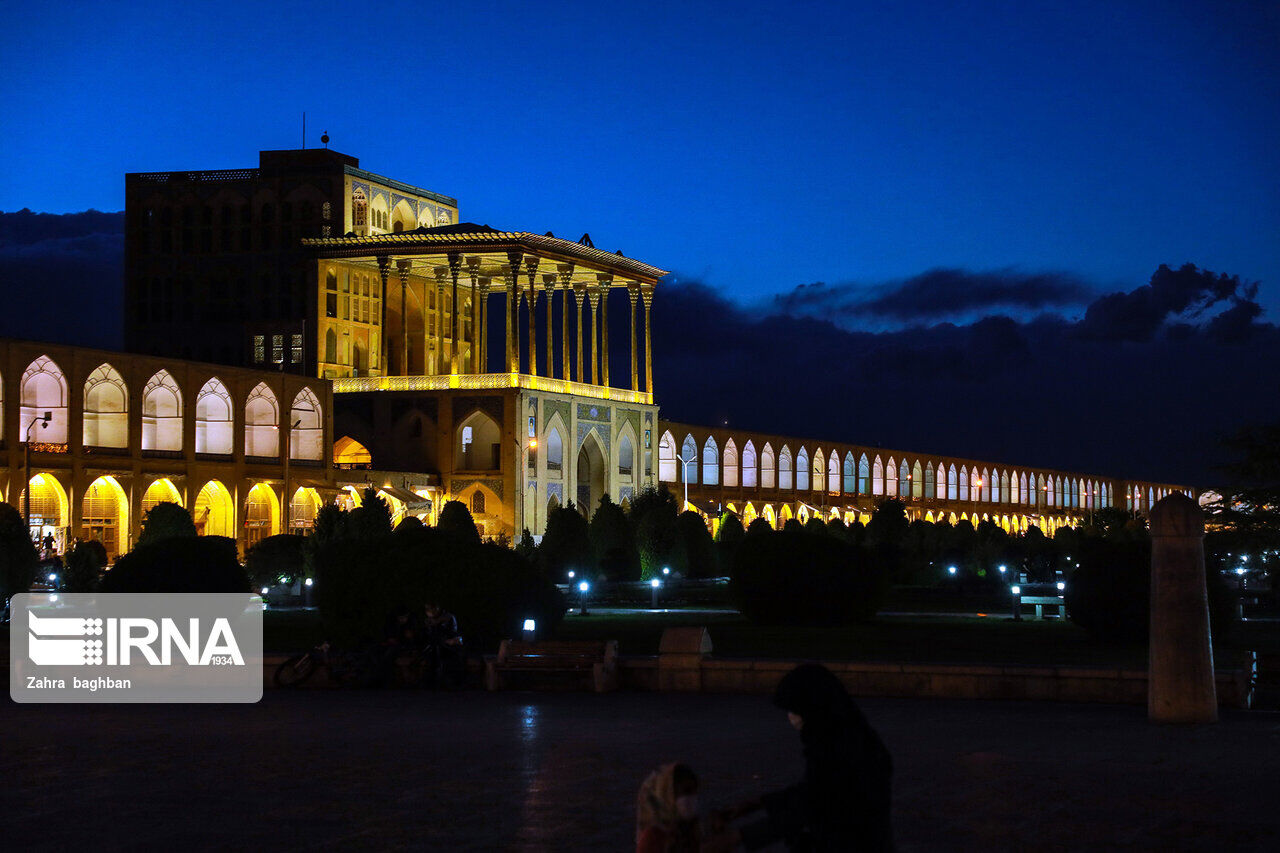 ساحة الامام بمدينة اصفهان في ايام تطبيق خطة التباعد الاجتماعي
