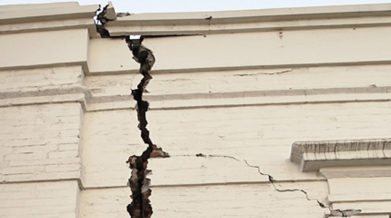 زلزال سيرج في كرمان ادي الي تصدع جدران بعض الابنية