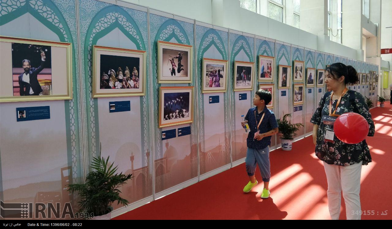 حضور بازدیدکنندگان در غرفه نمایشگاه عکس مشترک ایرنا و شین هوا در پکن