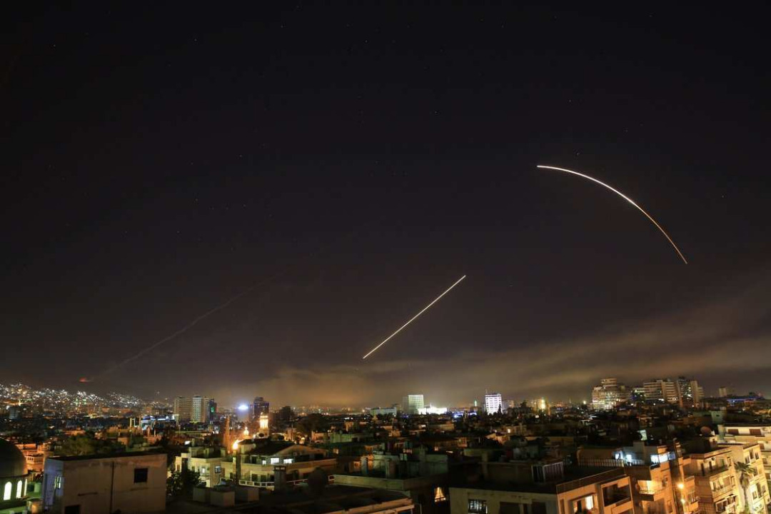 الدفاع الجوي السوري يتصدي لأجسام غريبة في أجواء المنطقة الجنوبية