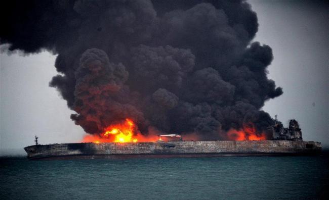 توقف عمليات اخماد حريق ناقلة النفط الإيرانية
