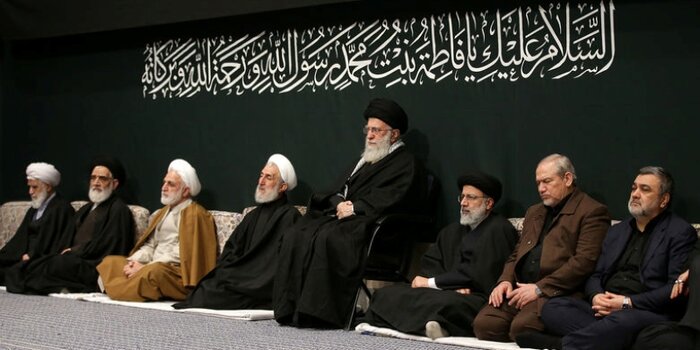 قائد الثورة يحضر اولى مجالس العزاء في حسينية الامام الخميني (رض) بذكرى استشهاد السيدة الزهراء (س)