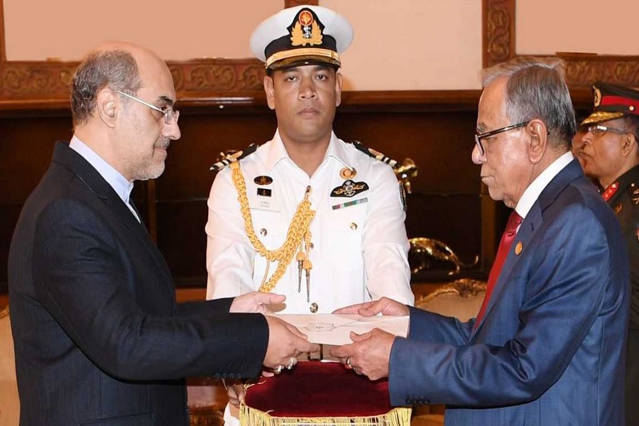 السفير الايراني يسلم اوراق اعتماده الي الرئيس البنغلاديشي