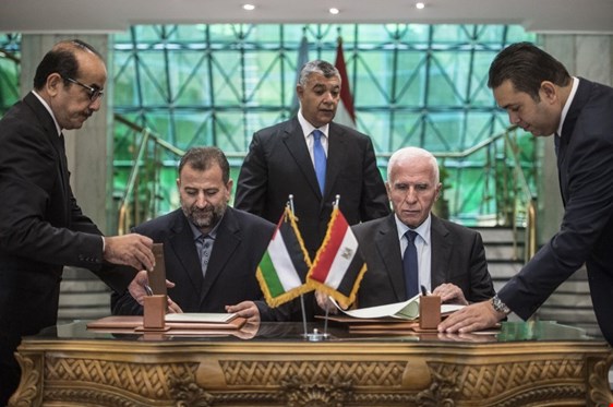 حماس وفتح توقعان اتفاق المصالحة برعاية مصرية
