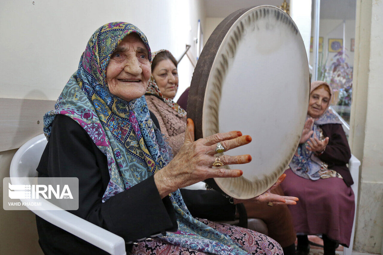 بجنورد..كبار السن يحتفلون بليلة يلدا على طريقتهم