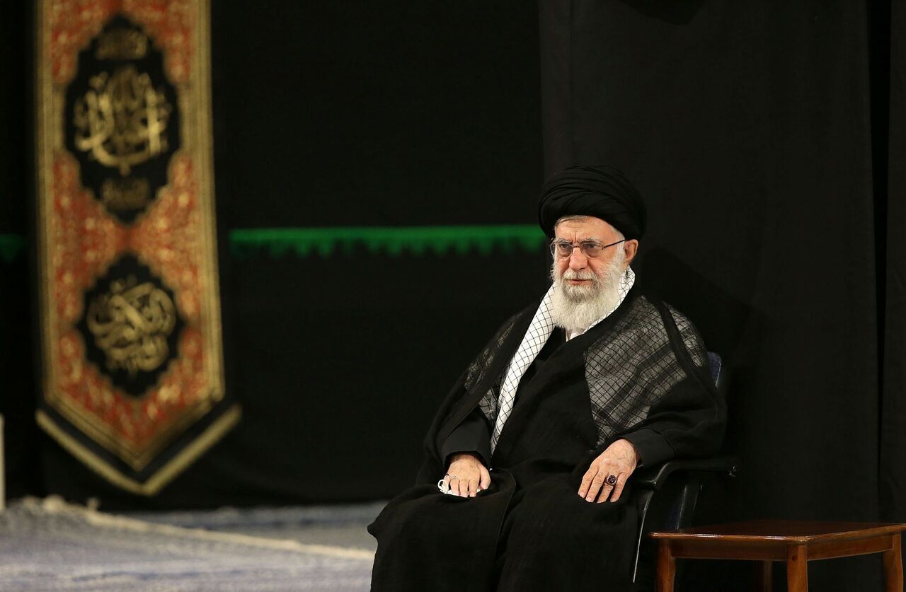 اقامة مراسم العزاء الحسيني لمساء يوم عاشوراء بحضور قائد الثورة