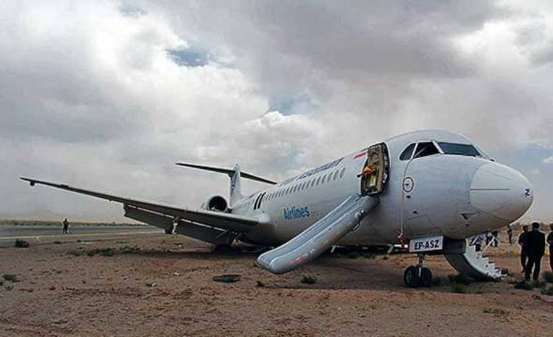 طائرة ركاب ایرانیة تهبط بسلام بمهارة قائدها رغم تمزق احدي الاطارات