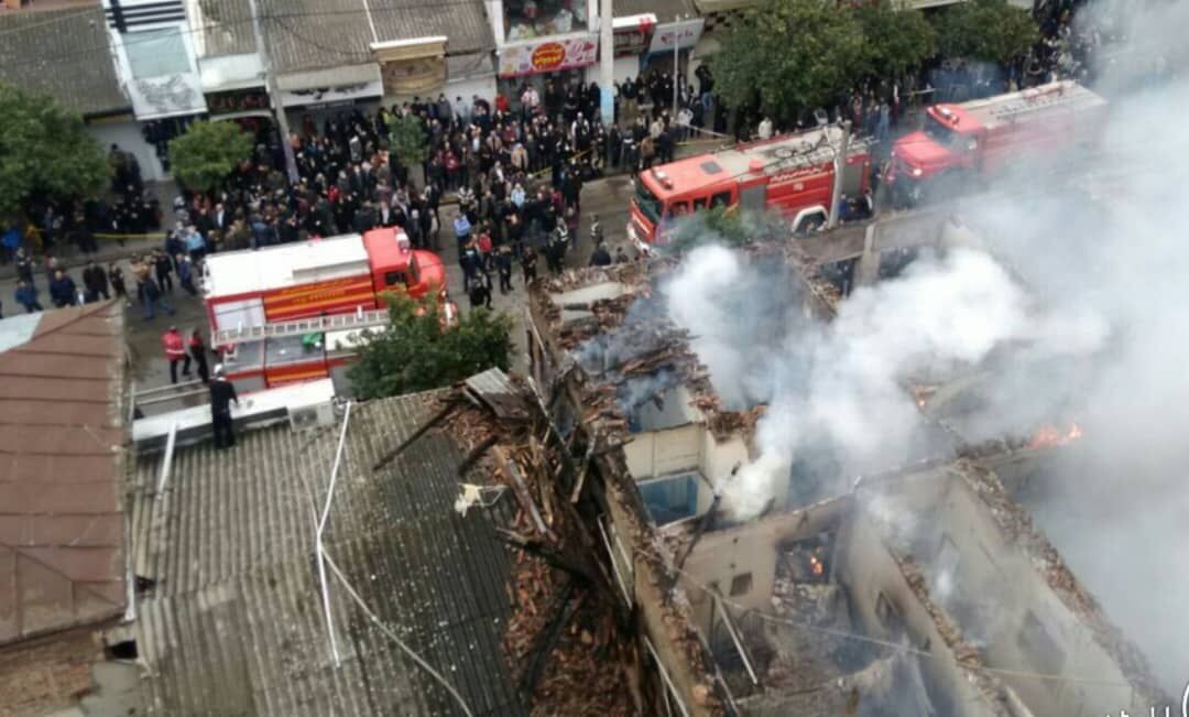 اخماد حريق ضخم في المركز التجاري بمدينة بابُل شمال ايران