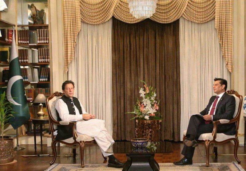 عمران خان یؤكد على ضرورة تطوير علاقات باكستان مع إيران