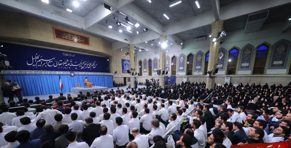 قائد الثورة الاسلامية يستقبل جمعا من العاملين في مجال التمريض