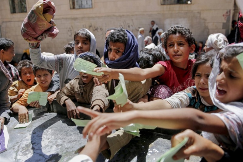 أزمة العملة في اليمن تدفع بملايين الأشخاص بخطوة أخري نحو المجاعة