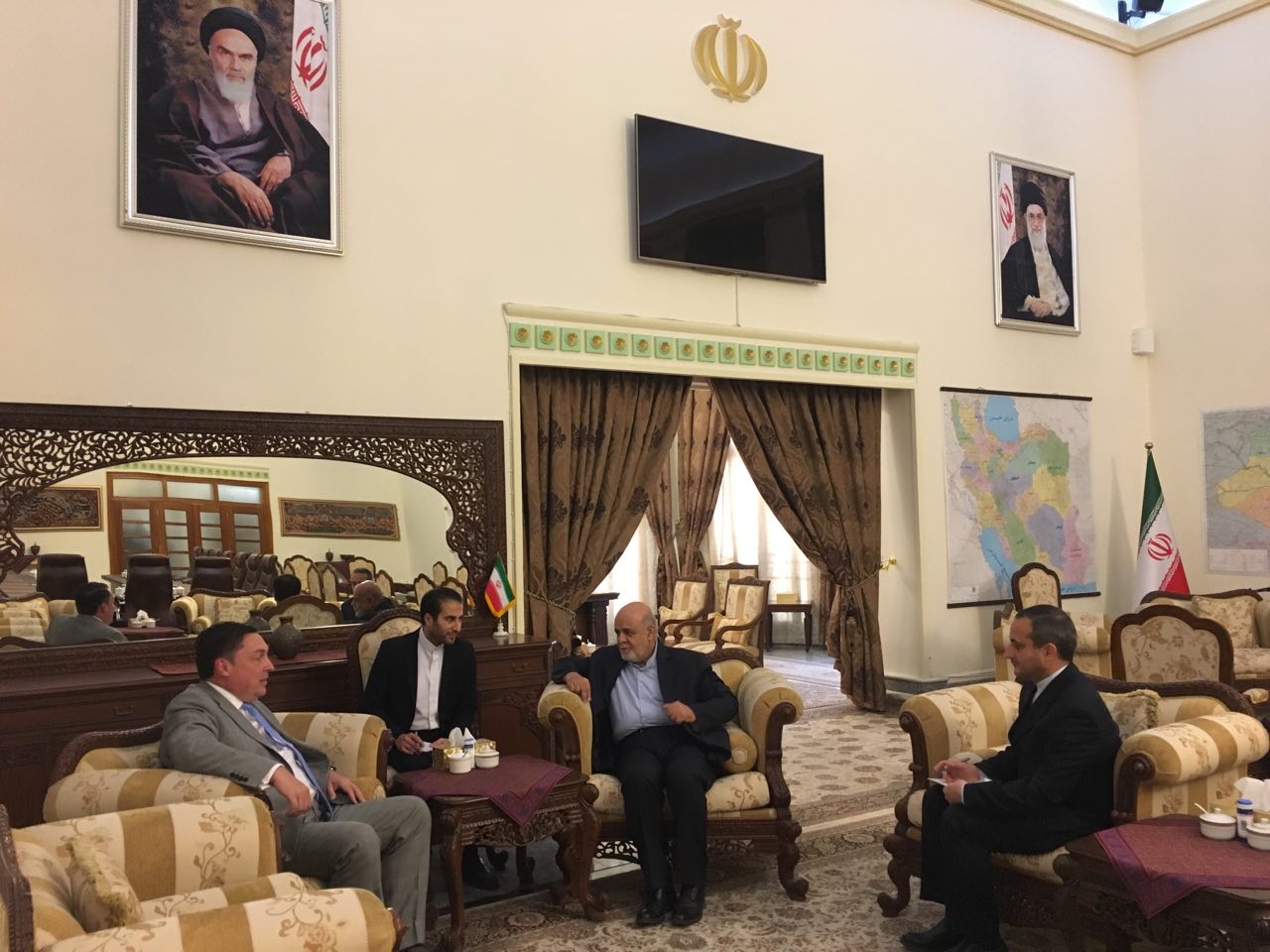 السفير الايراني في بغداد يجري محادثات مع نظيره البريطاني