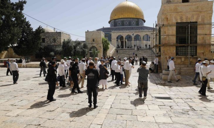 مستوطنون يحرقون مسجدا و الاحتلال يعتدي على المصلين