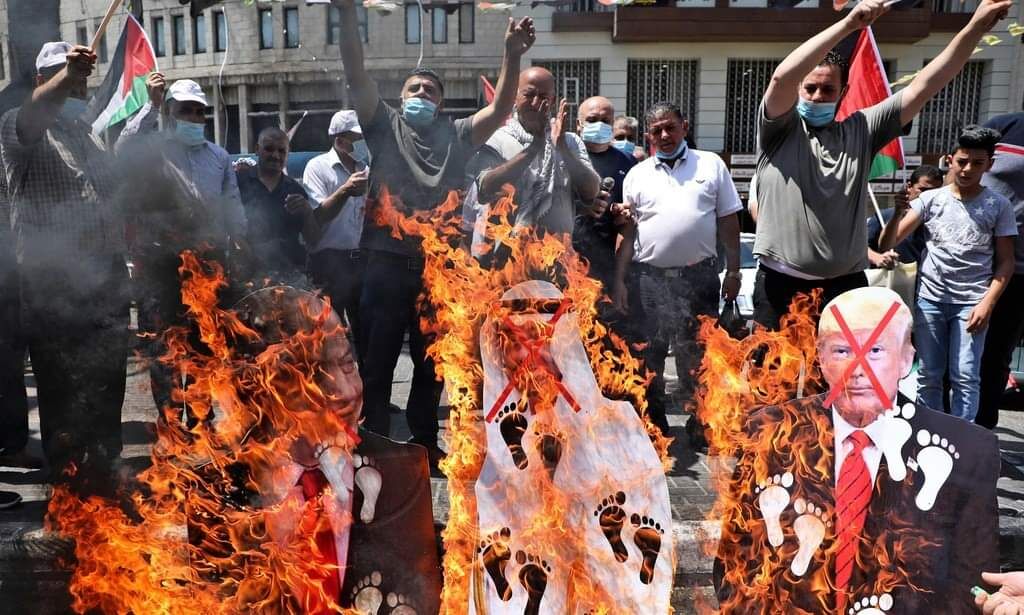 حرق صور نتنياهو وترامب ومحمد بن زايد في نابلس
