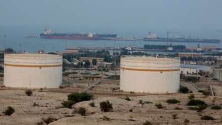 السيطرة علي نيران مستودع المحطة النفطية في جزيرة خارك جنوب ايران
