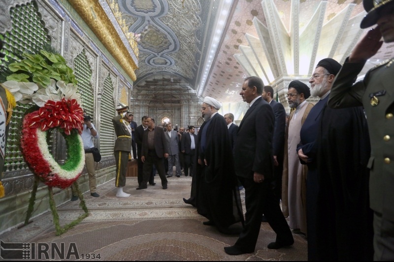 رئيس الجمهورية واعضاء الحكومة يجددون العهد والميثاق مع مبادئ الامام الخميني (رض)