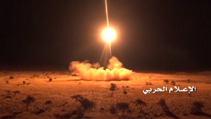 القوة الصاروخية اليمنية تستهدف مهبط مروحيات الأباتشي في نجران