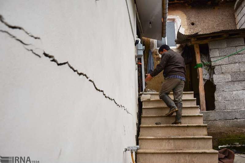 تضرر اكثر من 100 مبنى سكني جراء زلزال شمال غرب ايران