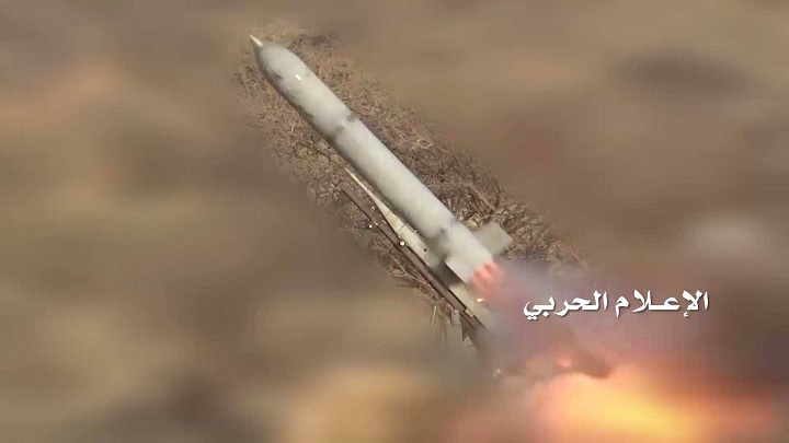 القوات اليمنية تطلق صلية من صواريخ زلزال1 علي تجمعات مرتزقة العدوان في نهم