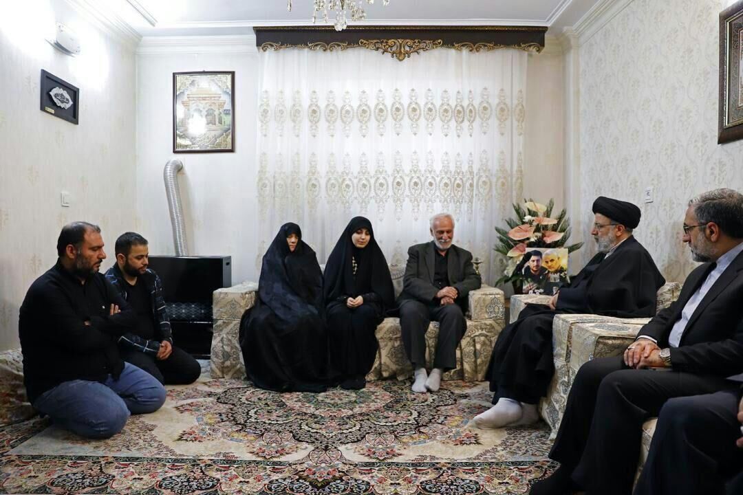 رئيس السلطة القضائية يزور اسرة احد المرافقين الشهداء للقائد الشهيد سليماني