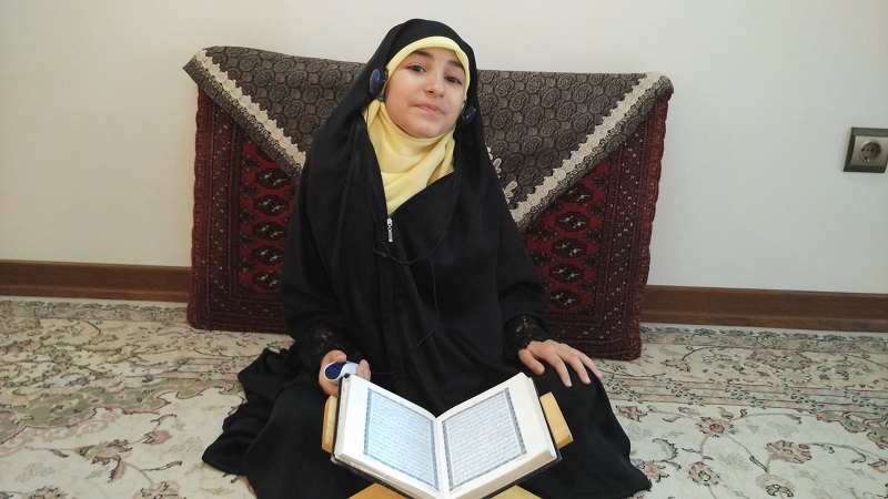 طفلة إيرانية في السابعة من عمرها تحفظ كل القرآن الكريم