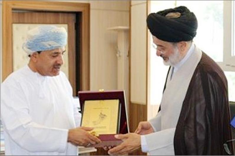 رئيس هيئة الوثائق والمحفوظات العمانية يزور مكتبة مجلس الشوري الاسلامي