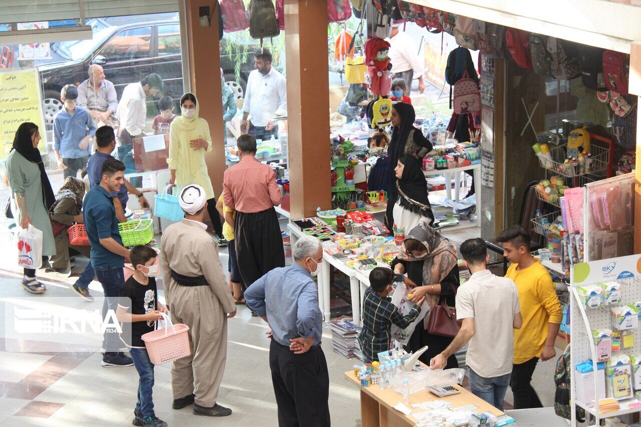 ازدهار بيع الادوات المدرسية في ايران مع بدء العام الدراسي