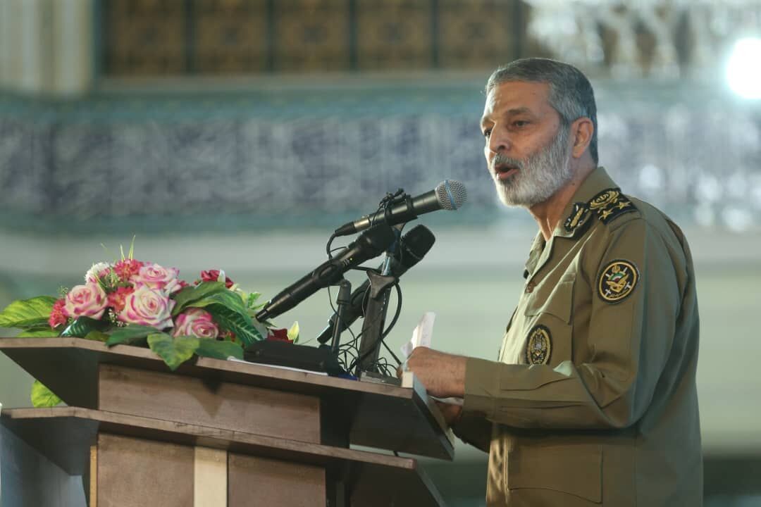 قائد الجيش الايراني: جادون في الدفاع عن المقدسات وقمع الارهابيين