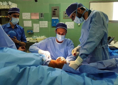 اجراء 1400 عملية جراحية ناجحة لجرحي زلزال كرمانشاه