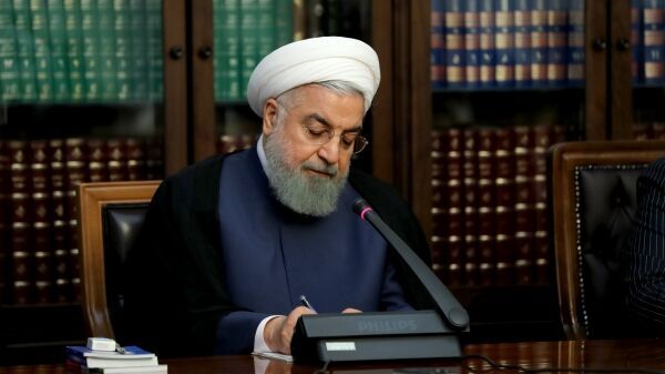 الرئيس روحاني يؤكد ضرورة الحفاظ على امن العمل للعمال