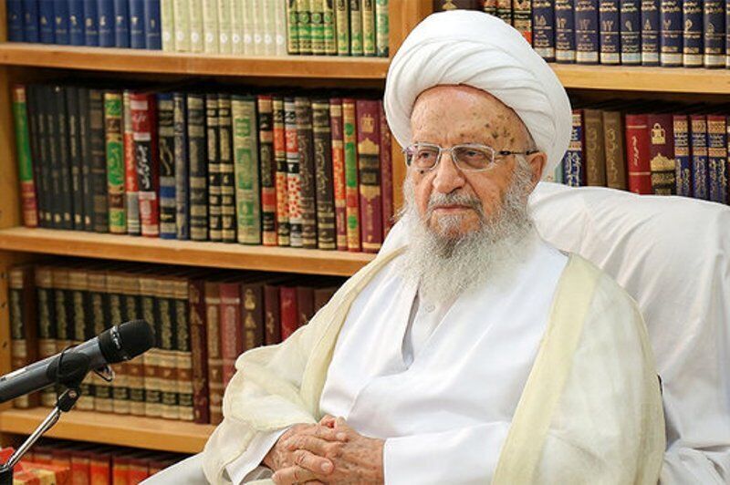 آية الله مكارم شيرازي: الانتخابات الاميركية فضيحة الديمقراطية الغربية