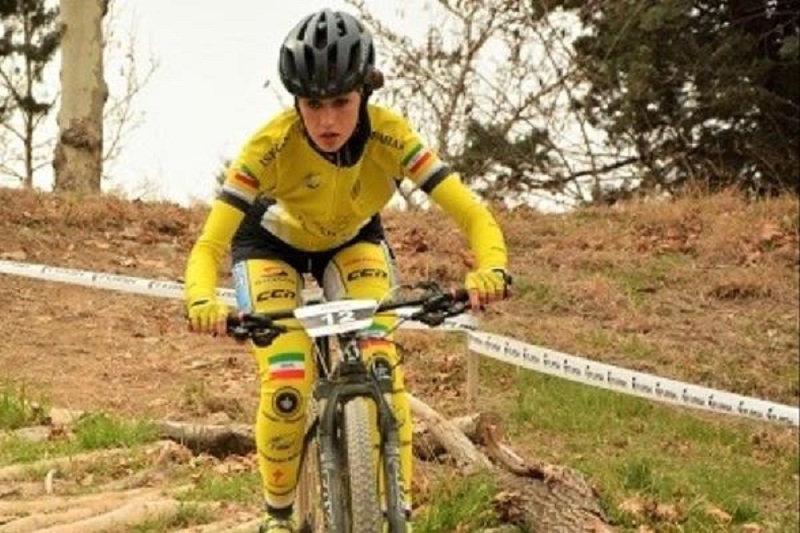 سيدة إيرانية تتقلد برونزية بطولة العالم لركوب الدراجات