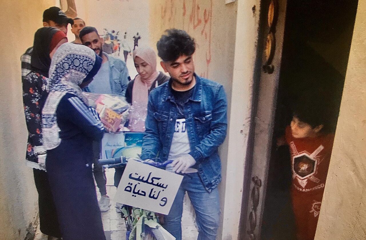 متطوعون فلسطينيون يحاربون كورونا بالقراءة