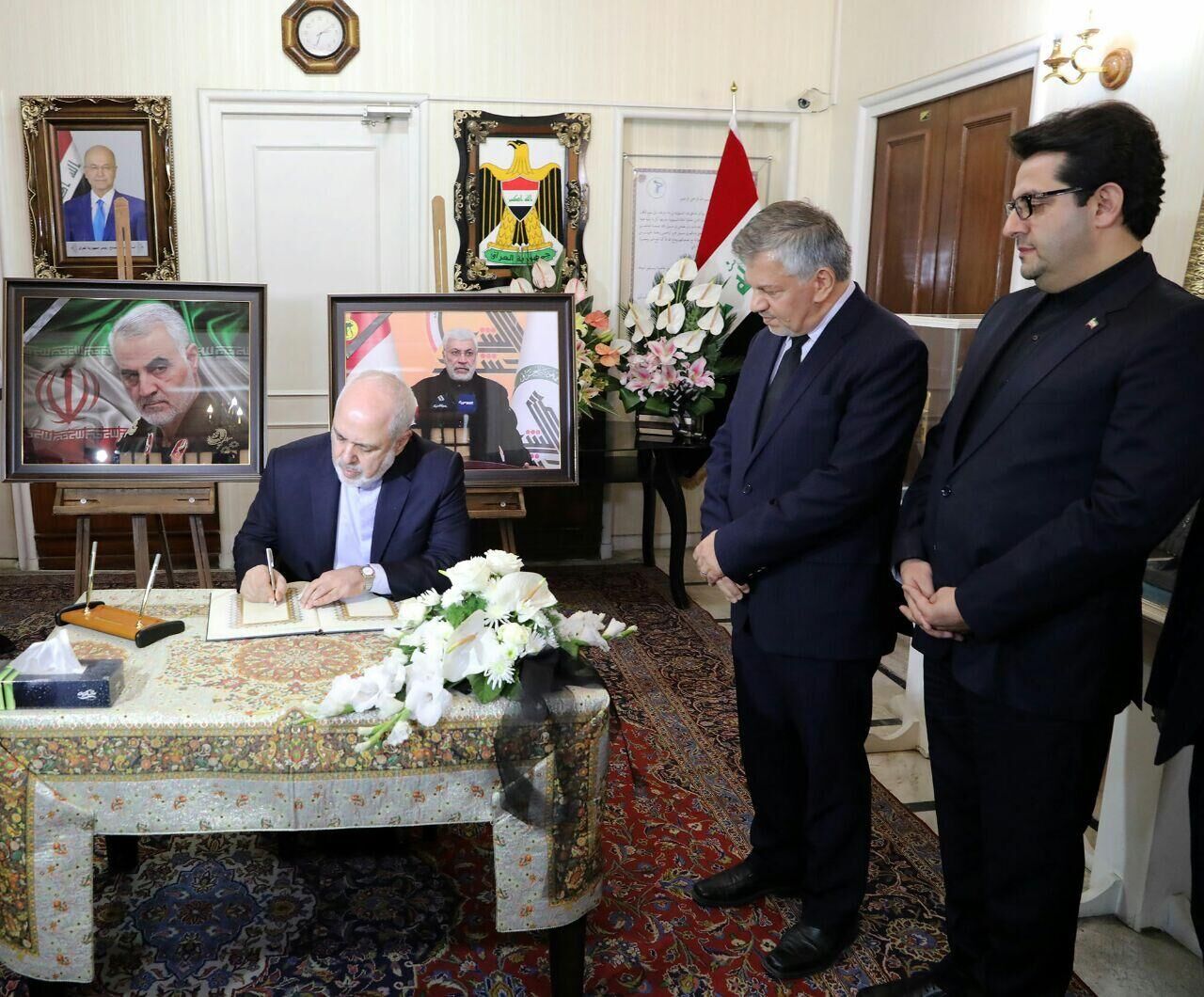وزير الخارجية يوقّع سجل التعازي في السفارة العراقية بطهران
