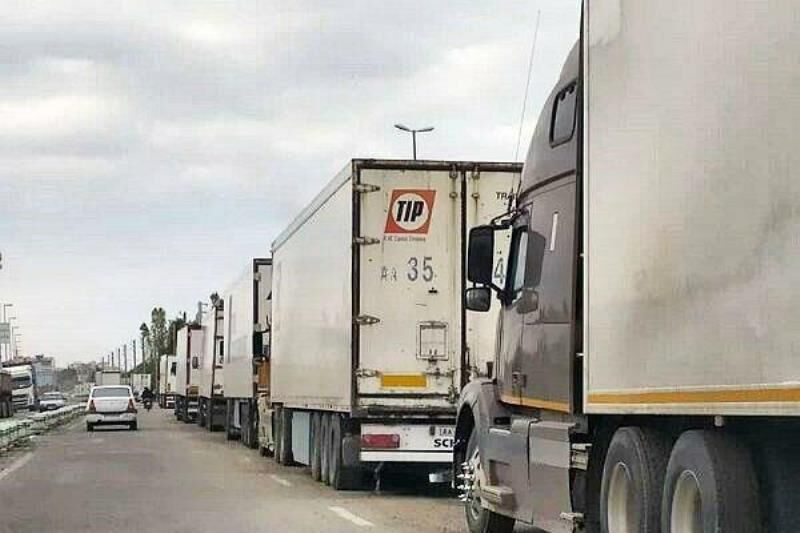 السفارة الإیرانیة في باکو تجري مشاورات لتسهیل حرکة الشاحنات الإیرانیة
