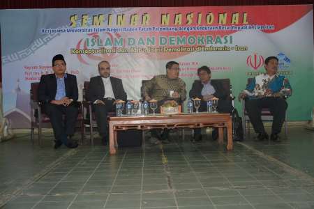 عقد مؤتمر 'الديمقراطية في فكر الإمام الخميني وسوكارنو' في أندونيسيا