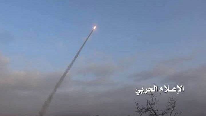 القوة الصاروخية اليمنية تستهدف بصاروخ 'بدر1' معسكرا سعوديا في جيزان