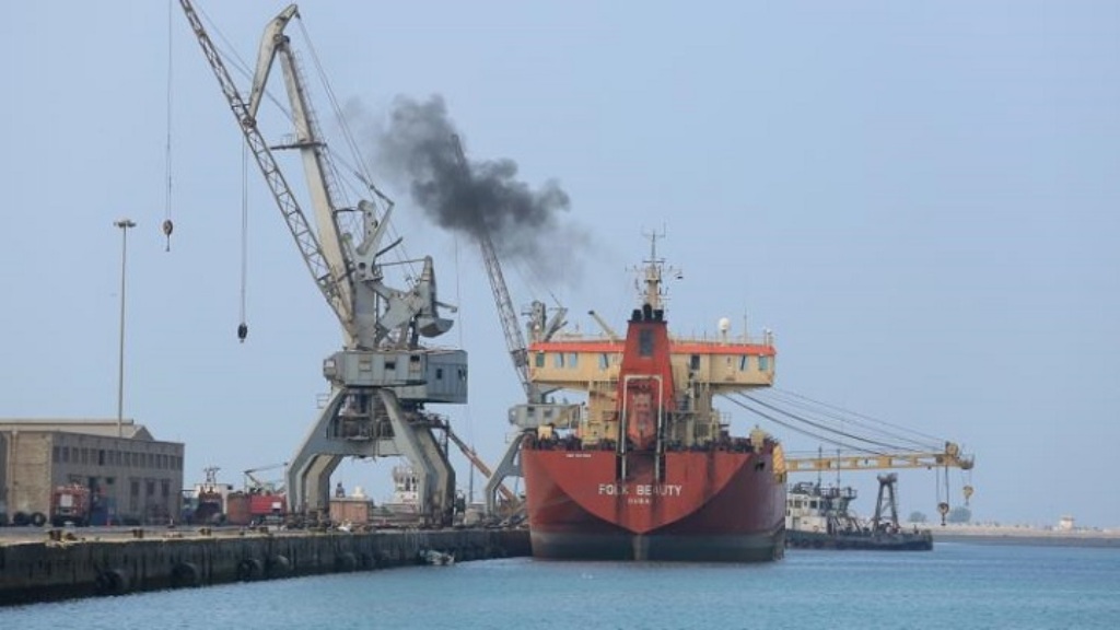 السعودية تحتجز سفينة مشتقات نفطية قبالة ميناء الحديدة
