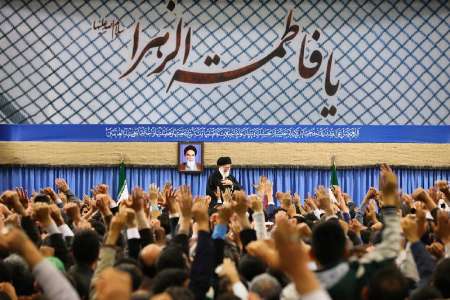 قائد الثورة الاسلامیة یستقبل جمعا غفیرا من منشدی مدائح اهل البیت (ع)