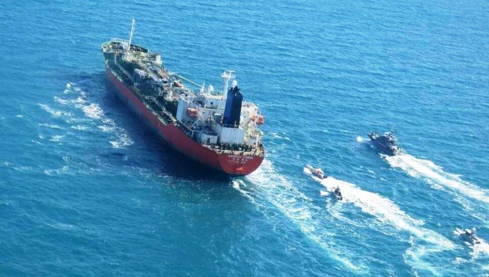 بحرية الحرس الثوري تعترض سفينة كورية لنقضها البروتوكولات البيئية
