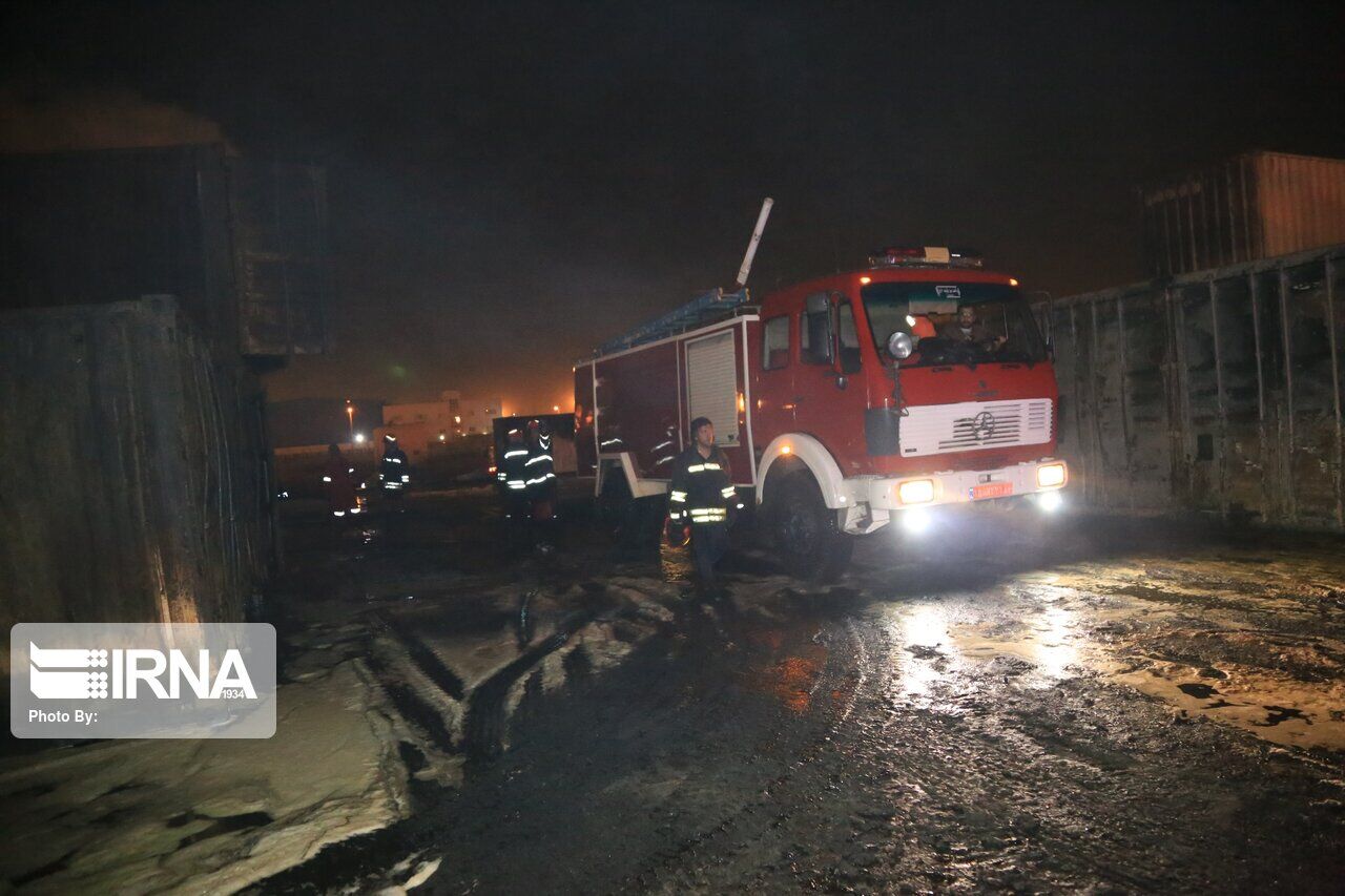 اخماد النيران التي اندلعت في ميناء “الشهيد رجائي”
