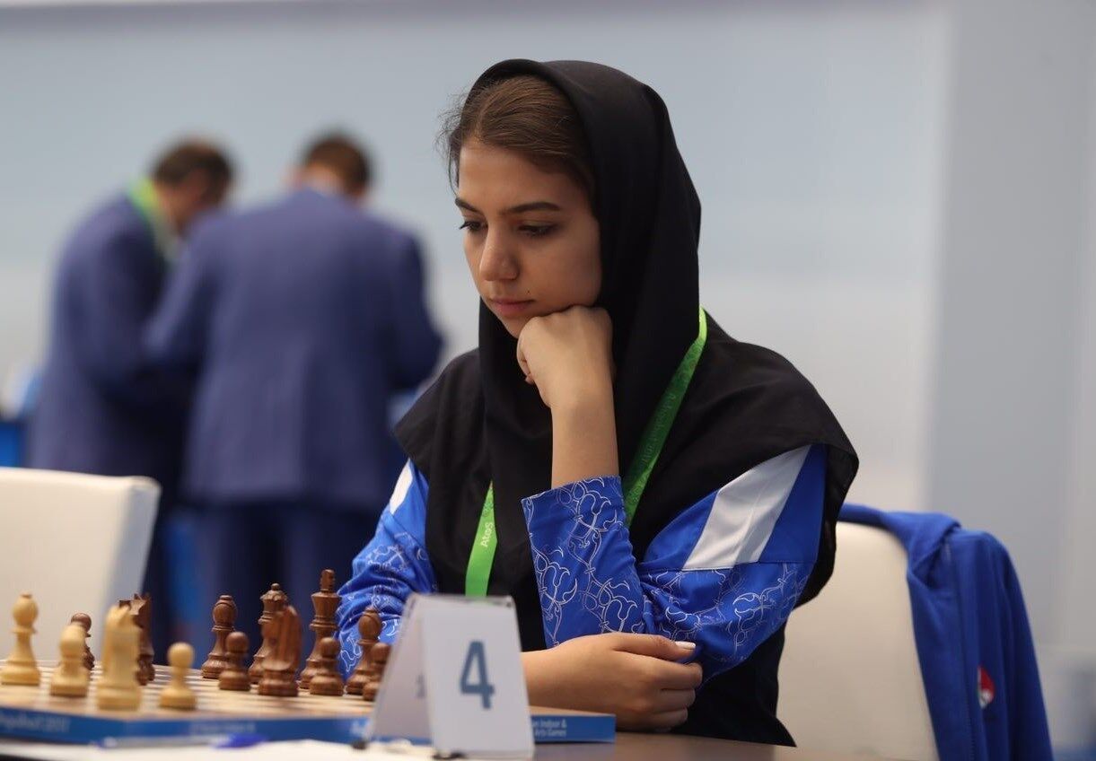لاعبة الشطرنج الایرانیة سارا خادم الشریعة تهزم بطلة العالم للعام 2018