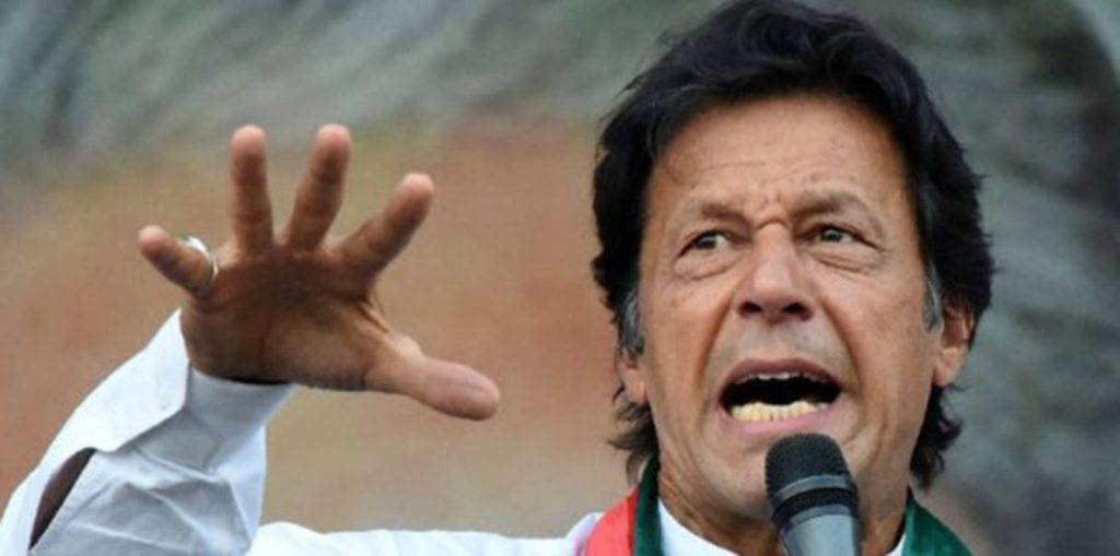 عمران خان زَعيمُ باكِستان الجَديد يَتخلَّي عن القُصورِ وجَيشٍ مِن الخَدَمْ ويَنَتقِل إلي مَنزِل من ثَلاثِ غُرَفٍ.. مِثل زُعمائِنا العَرب!