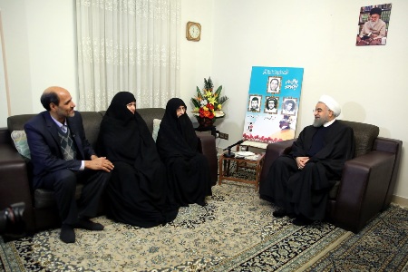 روحاني: لقاء أسر الشهداء والمضحين يبعث علي الفخر والإعتزاز بالنسبة لمسؤولي البلاد