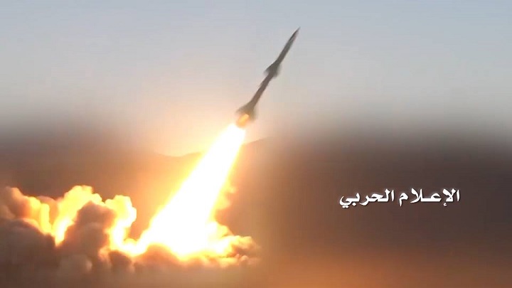 القوة الصاروخية اليمنية تستهدف مطار الملك خالد بالرياض