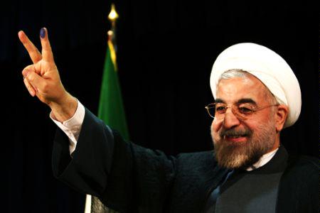المرشح الرئاسي حسن روحاني يدلي بصوته في الانتخابات